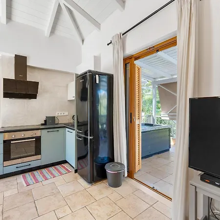 Semipuella * Áyios Nikítas