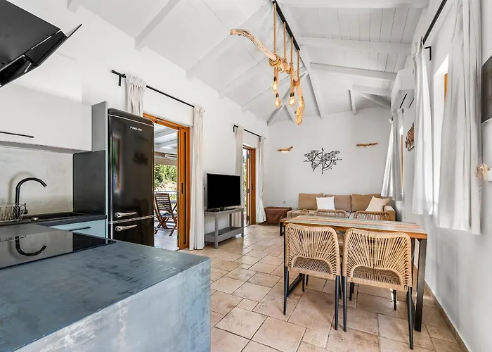 Semipuella * Áyios Nikítas